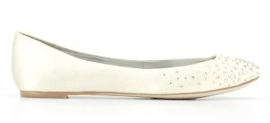 [title] - Gehören Sie auch zu den Frauen, die lieber bodenständig unterwegs ist anstatt in schwindelerregender Höhe auf High-Heels zu schweben? Keine Sorge, Sie sind nicht alleine. Viele Frauen greifen lieber zu bequemen und flacheren Schuhen. Das ist aber kein Grund, dass Sie auf elegante Brautschuhe verzichten müssen. Bequeme und flache Brautschuhe gibt es in großer Vielfalt und unterschiedlichen Looks.