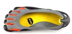 Barfußlaufen ist gesund. Ziel einiger Hersteller ist es deshalb, das Barfußlaufen mit entsprechendem Schuhwerk zu simulieren. Schuhe mit abgerundeten Sohlenkonstruktionen hat  die Welle vor einigen Jahren im wahrsten Sinne des Wortes ins Rollen gebracht. Jetzt  machen flexible Barfuss-Schuhe mit minimalistischer Sprengung von sich reden.
