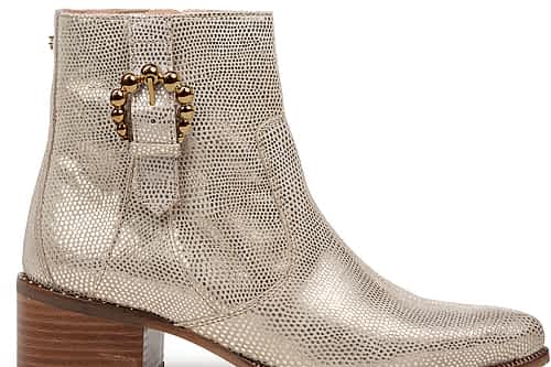 [title] - Leichte Materialien, helle Farben und maximaler Style: Diese Boots verleihen jedem Look eine entspannte Coolness. Besonders Cowboy-Boots zeigen jetzt, wie stark ein Fashion-Statement sein kann.