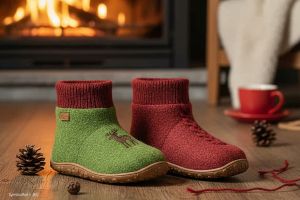 [title] - Wer an Hüttenschuhe denkt, erinnert sich meist sofort an die Kindheit: knöchelhohe, mollig warme Hausschuhe aus Filz, die man ruckzuck überziehen konnte und in denen man so herrlich über das Parkett flitzen konnte. Doch die Geschichte dieses Klassikers beginnt weit oben in den Berge